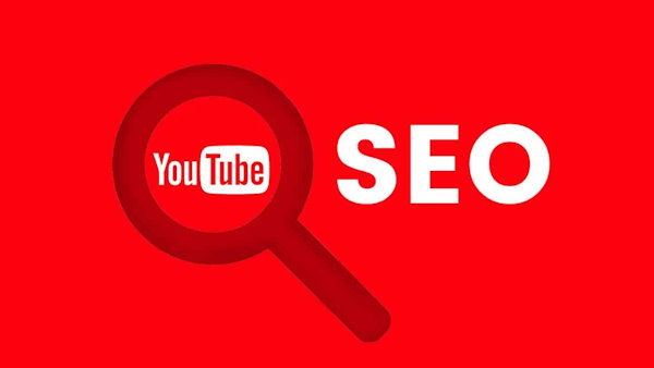 تصویر گرافیکی یک ذره بین روی لوگوی یوتیوب در کنار عنوان SEO - چگونه در یوتیوب معروف شویم