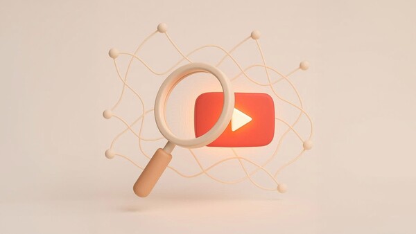 لوگوی یوتیوب در کنار ذره بین و شبکه عصبی - هوش مصنوعی برای سئو یوتیوب