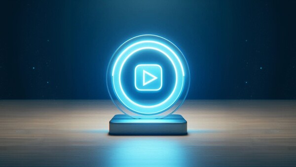 لوگوی یوتیوب به رنگ آبی در داخل یک رینگ لایت آبی رنگ 
