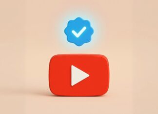 یوتیوب وریفیکیشن چیست؟ + مزایا و نحوه انجام لوگوی یوتیوب در مرکز و یک تیک آبی وریفای در بالای آن - یوتیوب وریفیکیشن چیست