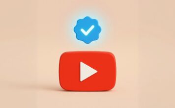 یوتیوب وریفیکیشن چیست؟ + مزایا و نحوه انجام لوگوی یوتیوب در مرکز و یک تیک آبی وریفای در بالای آن - یوتیوب وریفیکیشن چیست