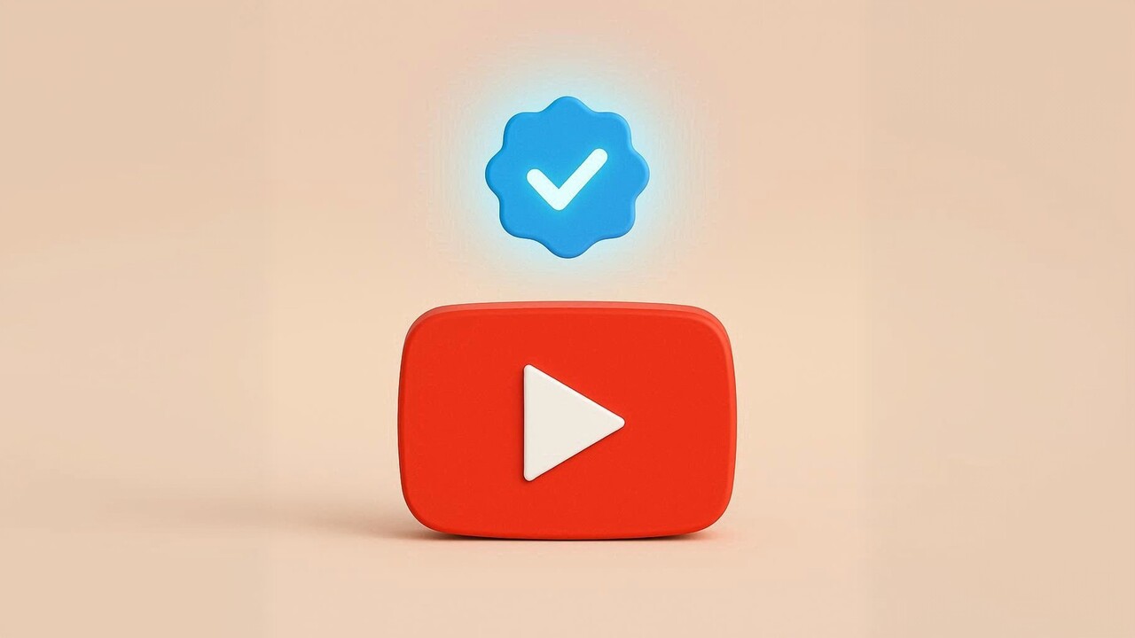 لوگوی یوتیوب در مرکز و یک تیک آبی وریفای در بالای آن - یوتیوب وریفیکیشن چیست
